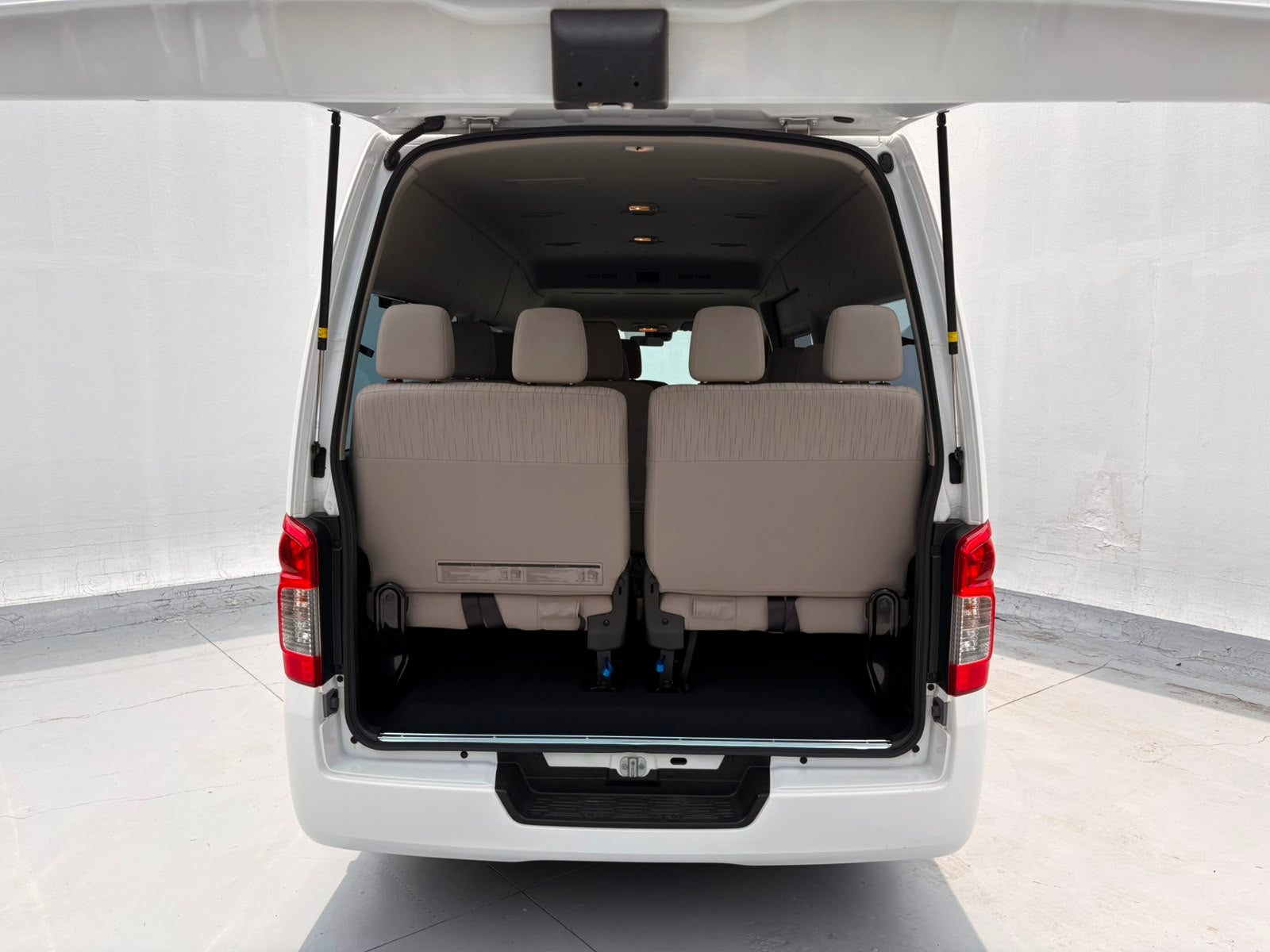 2024 Nissan URVAN 4P AMPLIA L42.5 MAN 15PAS PSEG